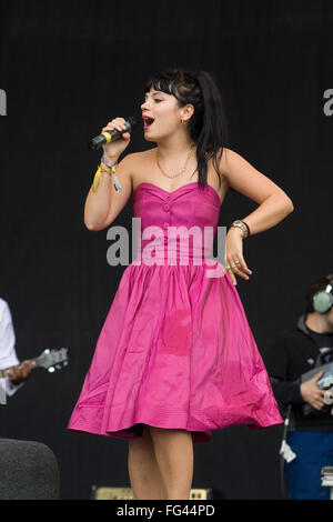 Lily Allen eseguendo sulla fase della piramide presso il festival di Glastonbury 2007. Il Somerset, Inghilterra, Regno Unito. Foto Stock