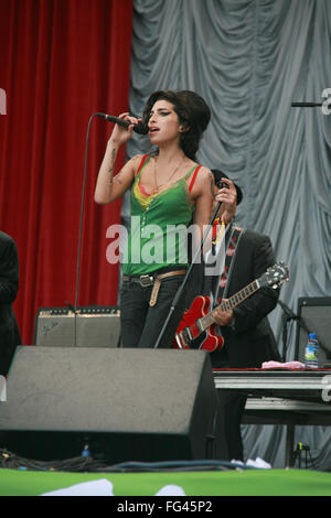 Amy Winehouse eseguendo sulla fase della piramide Glastonbury Festival 2007. Il Somerset, Inghilterra, Regno Unito. Foto Stock