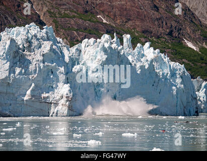 Un kayaker ha un anello-sedile laterale nella parte anteriore del ghiacciaio Margerie nel Parco Nazionale di Glacier Bay un Sito Patrimonio Mondiale dell'UNESCO Foto Stock