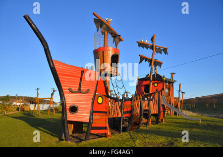 Una simulazione di rosso barca pirata / Nave - all'interno di una parte di un parco giochi per bambini Foto Stock