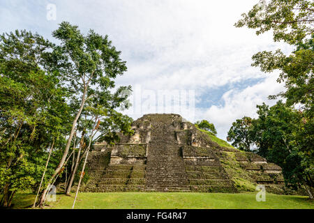 Il mondo perduto piramide in Mundo Perdido complessa, Tikal, Guatemala Foto Stock