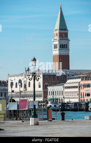 Campanile di San Marco a Venezia con il luminare e mare Foto Stock