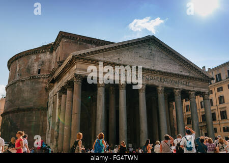 I turisti per scattare delle foto del Pantheon di Roma, Italia Foto Stock