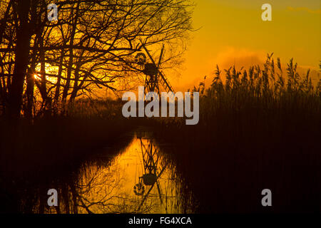 Clayrack Windpump come Hill Norfolk su un giorno inverni Foto Stock