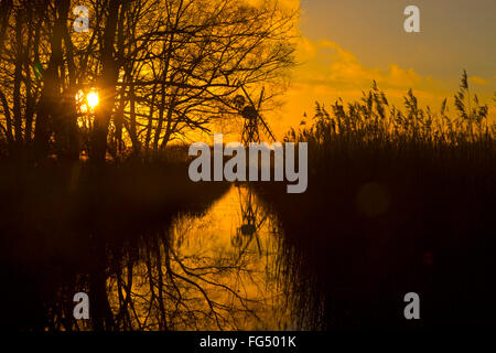 Clayrack Windpump come Hill Norfolk su un giorno inverni Foto Stock