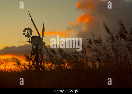 Clayrack Windpump come Hill Norfolk su un giorno inverni Foto Stock