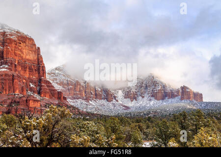 Courthouse Rock & Lee Montagna in Sedona, dopo il passaggio di una tempesta di neve. Lee montagna ancora avvolto in ritirata nuvole di tempesta Foto Stock