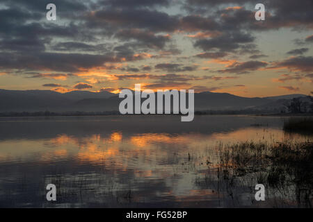Tramonto sul lago di Bassenthwaite, Parco Nazionale del Distretto dei Laghi, Cumbria, Inghilterra Foto Stock