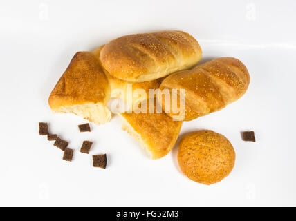 Impostare tutto il grano di pane, cracker e bun su sfondo bianco Foto Stock