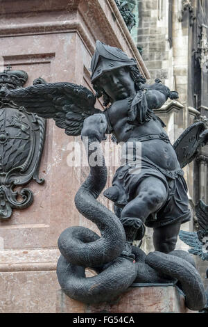 Putto statua Marienplatz a Monaco di Baviera Foto Stock