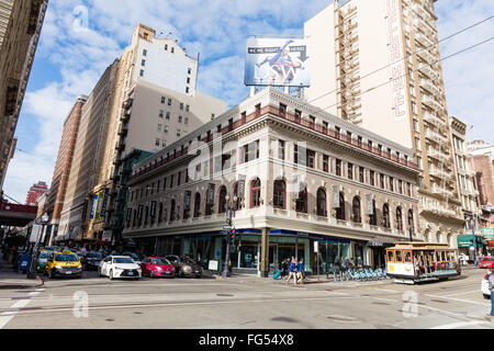 Vista su una strada di San Francisco che mostra la funivia, automobili in attesa sulla luce rossa Foto Stock