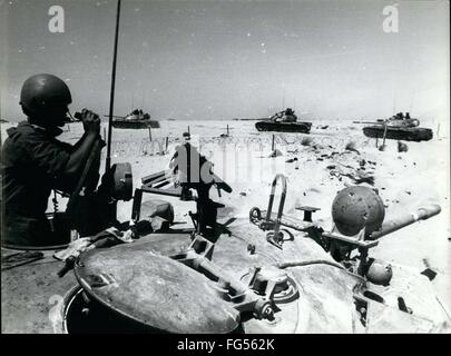1980 - Gidi Mitla line Sinai ricondizionato T-55 carri armati sovietici © Keystone Pictures USA/ZUMAPRESS.com/Alamy Live News Foto Stock