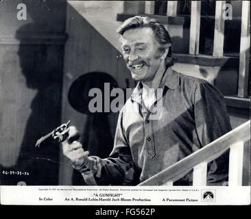 1971 - Mentre si esegue con la sua pistola, Tenneray ritratto da Kirk Douglas, onde racconti del suo passato, in Paramount Pictures' ''un gunfight, '" presentato dalla Jicarilla tribù indiana. Prodotto da A. Ronald Lubin e Jack Harold Bloom, il film stelle Kirk Douglas e Johnny Cash e co-stars Jane Alexander, Karen Black e Raf Vallone sotto la direzione di Lamont Johnson da uno script di Jack Harold Bloom. ''Un Gunfight'' è un Harvest-Thoroughbred-Joel Produzione con musica da Laurence Rosenthal. il titolo canzone della rappresentazione del colore è stata composta e cantata da Johnny Cash. (Credito immagine: Foto Stock