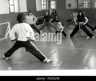 1980 - Nicola teste per tritare; essa può essere solo tre anni ma piccolo Nicola Mitchell certamente sa come prendersi cura di sé e non hanno alcun ragazzi tirando la sua gamba. Il suo padre è ex karate international Graham Mitchell, e così ne ha mai a corto di esperti di coaching. Una volta alla settimana la bimba bionda treni con una classe di ragazze adolescenti che torre testa e spalle su di lei, ma quello che manca in pollici Nicola più di rende fino all'entusiasmo e determinazione. E naturalmente non vi è ora di treno ogni giorno a casa in Norbury South London - madre Sally Mitchell è essa stessa un verde b Foto Stock