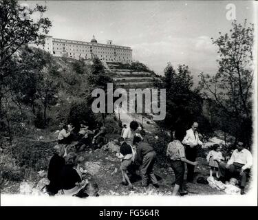 1970 - Montecassino ricostruita per essere ri-conscrated dal Papa: il 15 febbraio 1944, la splendida Abbazia di Montecassino, arroccato sulla sua collina sopra la città di Cassino e detenute dai tedeschi, fu completamente distrutta da aerei alleati e molto della città al di sotto di esso. Oggi entrambi sono ricostruite e l'Abbazia è di essere riconsacrata dal Papa in giugno. Ma ci sono ancora molti i promemoria della distruzione di quel giorno: c'è la vasca, ancora in piedi sul ciglio della strada a Cassino, lasciato lì dal 1944, vi sono i giganteschi cumuli di macerie, la remsins della Badia Vecchia, ai piedi del nuovo Foto Stock