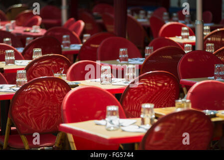 Svuotare i tavoli e le sedie a sdraio sulla terrazza appena prima di pranzo in una taverna nella città vecchia di Annecy, Savoia, Francia Foto Stock