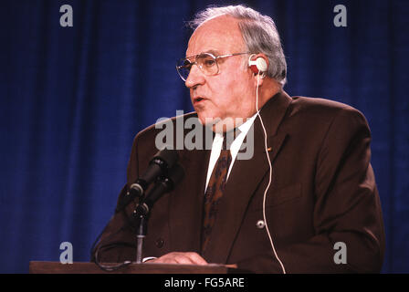 Washington, DC. , USA, 1990 Helmut Kolh cancelliere della Germania Ovest offre uscire commento alla conclusione del suo stato ufficiale visita alla Casa Bianca. Helmut Josef Michael Kohl è un conservatore tedesco politico e statista. Ha servito come cancelliere della Germania dal 1982 al 1998 (della Germania Ovest 1982-90 e della Germania riunificata 1990-98) e come Presidente della Christian Unione Democratica (CDU) dal 1973 al 1998. I suoi 16 anni di permanenza è stata la più lunga di qualsiasi cancelliere tedesco poiché Otto von Bismarck e ha decretato la fine della guerra fredda il credito: Mark Reinstein Foto Stock