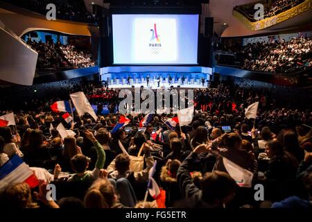 Parigi. Xvii Feb, 2016. Foto scattata nel febbraio 17, 2016 mostra la presentazione della candidatura di Parigi per il 2024 Giochi Olimpici e Paraolimpici di Parigi, Francia. Parigi, che ha ospitato le Olimpiadi nel 1900 e 1924, è in competizione con Budapest, Roma e Los Angeles per i giochi. © Pierre Tardieu/Xinhua/Alamy Live News Foto Stock
