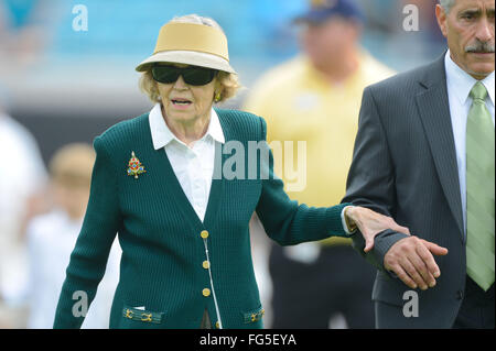 Il Jacksonville, FL, Stati Uniti d'America. 9 Dic 2012. Betty Wold Johnson, madre di New York getti proprietario Woody Johnson prima di un gioco di NFL contro Jacksonville Jaguars al campo EverBank sul dicembre 9, 2012 a Jacksonville, in Florida. I getti vinto 17-10.ZUMA Press/Scott A. Miller. © Scott A. Miller/ZUMA filo/Alamy Live News Foto Stock