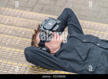 I giovani con una realtà virtuale sui gradini Foto Stock