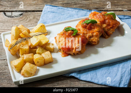 Baccalà con salsa di pomodoro e profonda di patate fritte sul vassoio Foto Stock