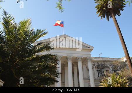 Il cileno bandiera sopra il primo Congresso Nazionale edificio a Santiago del Cile. Foto Stock