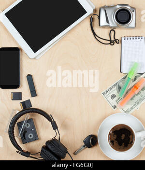 Piatto di laici roba personale, tablet computer,carte, caffè, denaro, fotocamera e altri. Design piatto e vista dall'alto sulla scrivania come fr Foto Stock