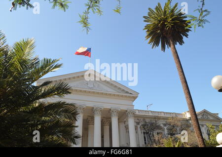 Il cileno bandiera sopra il primo Congresso Nazionale edificio a Santiago del Cile. Foto Stock