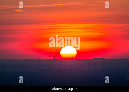 Tramonto nella zona della Ruhr e Basso Reno area, Germania, parchi eolici, energia eolica, impianti di energia eolica, linee di alimentazione, poli di potenza Foto Stock