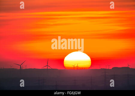 Tramonto nella zona della Ruhr e Basso Reno area, Germania, parchi eolici, energia eolica, impianti di energia eolica, linee di alimentazione, poli di potenza Foto Stock