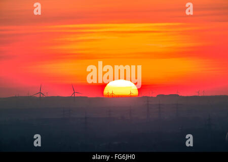 Tramonto nella zona della Ruhr e Basso Reno area, Germania, parchi eolici, energia eolica, impianti di energia eolica, linee di alimentazione, poli di potenza Foto Stock