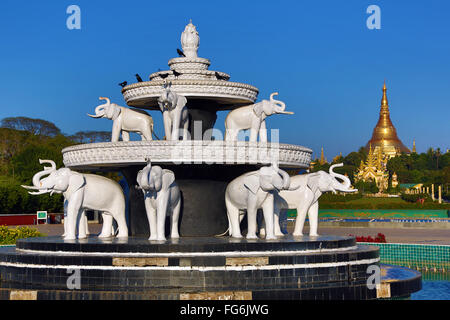 Fontana dell'elefante nel parco della gente e la Shwedagon pagoda Yangon, Myanmar Foto Stock