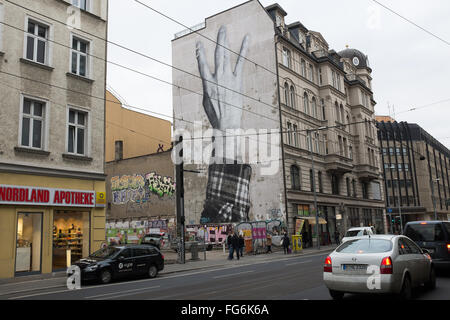 Berlino, 16 febbraio: edificio con arte di strada 'rughe della citta' da JR nel distretto Mitte di Berlino il 16 febbraio 2016. Foto Stock