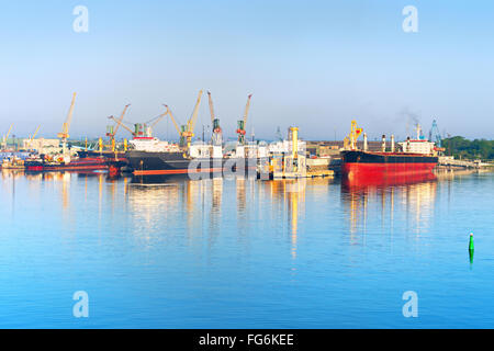 Le navi nel porto di Chornomorsk a sunrise. L'Ucraina Foto Stock