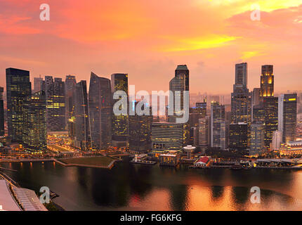 Skyline di Singapore Downtown Core colorato tramonto Cielo Foto Stock