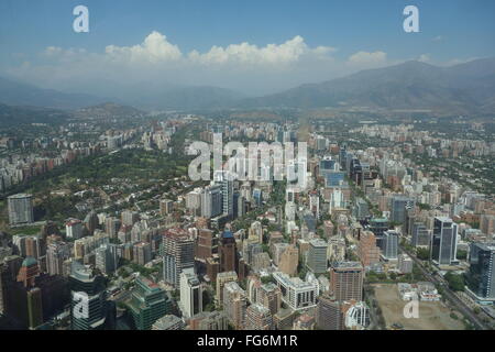 Vista su tutta la città di Santiago dalle osservazioni del ponte della Gran Torre Santiago / Costanera Center. Foto Stock