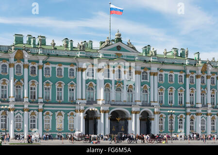 Xviii secolo stato Hermitage Museum, la Piazza del Palazzo San Pietroburgo, regione nord-occidentale, Federazione russa Foto Stock