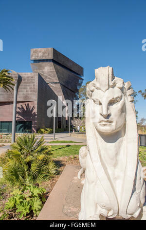 M.H. de Young Memorial Museum con Sphinx scultura in primo piano, Golden Gate Park di San Francisco, California, Stati Uniti d'America Foto Stock