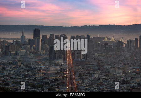 Il centro cittadino di San Francisco con Market street chiaramente illuminato all'alba, come visto da di Twin Peaks, CALIFORNIA, STATI UNITI D'AMERICA Foto Stock