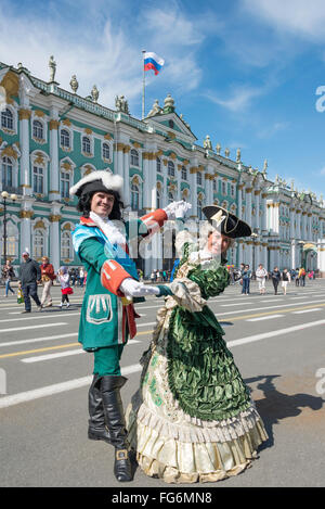 Matura in costume, Museo Hermitage, la Piazza del Palazzo San Pietroburgo, regione nord-occidentale, Federazione russa Foto Stock