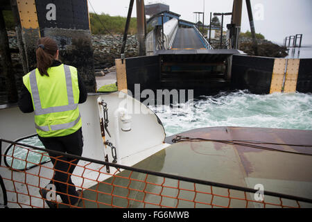 Un lavoratore di traghetto attende per aiutare dock la prua del traghetto a Gravina Island Ferry porta, Gravina Isola, Ketchikan, a sud-est di Alaska, STATI UNITI D'AMERICA, molla Foto Stock