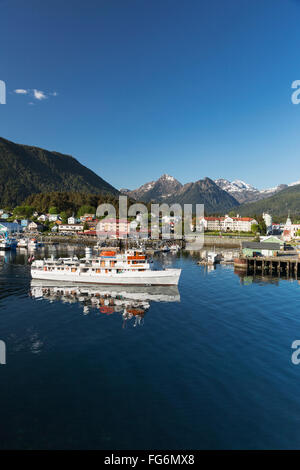 Una nave passeggeri si diparte da Sitka Harbour con Sitka e le tre sorelle montagne sullo sfondo, a sud-est di Alaska, Stati Uniti d'america, estate Foto Stock