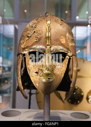 Il Sutton Hoo casco, parte di Sutton Hoo tesoro, British Museum di Londra, Inghilterra, Regno Unito Foto Stock