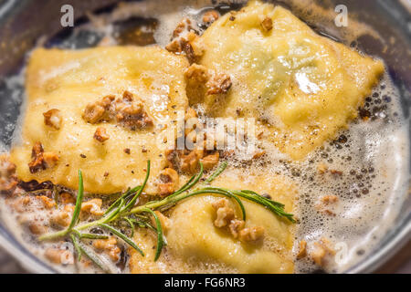 Fatto ravioli di pasta a mano a mano gli spinaci in cucina La Ricotta Cotta pasta Ravioli di timbro timbro tagliare il formaggio di crema di formaggio uova di oliv Foto Stock