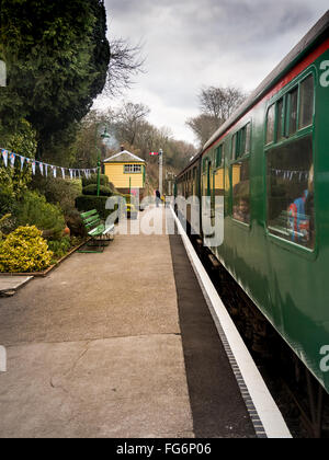 Treno a vapore carrelli a Medstead e quattro contrassegni stazione sulla metà Hants Railway, Crescione linea. Foto Stock