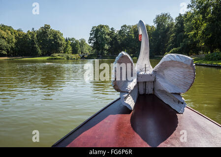 Swan figura in gondola barca e Palazzo sull'acqua in Lazienki Krolewskie (parco delle Terme Reali) a Varsavia, Polonia Foto Stock