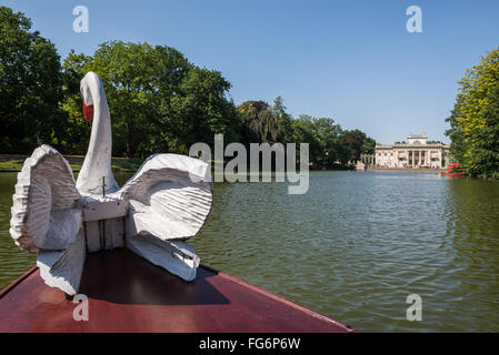 Swan figura in gondola barca e Palazzo sull'acqua in Lazienki Krolewskie (parco delle Terme Reali) a Varsavia, Polonia Foto Stock