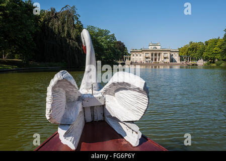 Swan figura in gondola barca e Palazzo sull'acqua in Lazienki Krolewskie (parco delle Terme Reali) a Varsavia, Polonia Foto Stock