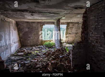 Hotel occupa un edificio danneggiato durante l assedio di Sarajevo vicino Igman Olympic salta in Bosnia ed Erzegovina Foto Stock