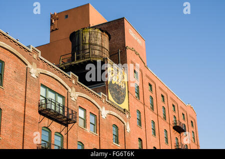 Legno serbatoio acqua sul Palazzo Pella, Portland, Oregon Foto Stock